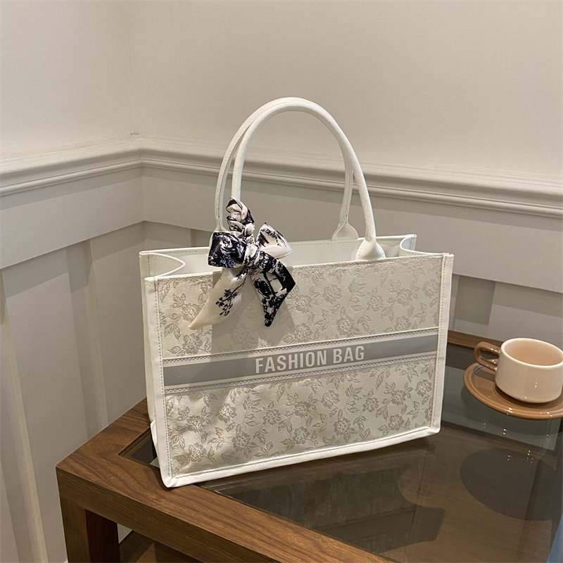 Luxury Elegant Women Tote Bag - Embroidery On Leather のレビューと価格