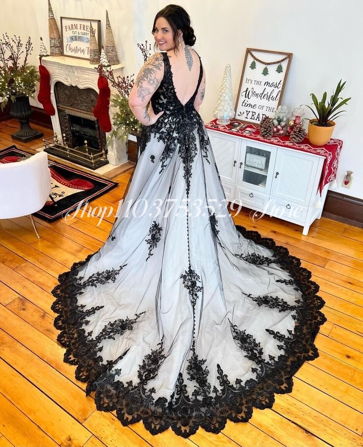Gothic V Neck Wedding Dresses  - Embroidery Gothic のレビューと価格